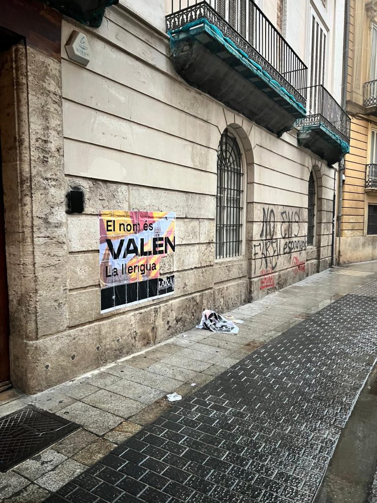 Lo Rat Penat denuncia la agresión a su sede con pintadas y símbolos independentistas