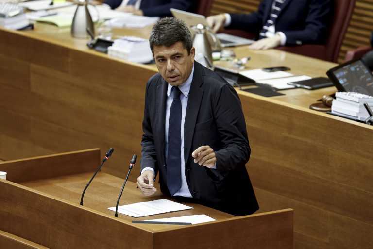 Mazón tacha de inútil debatir con PSPV y Compromís mientras le exigen la dimisión por la dana