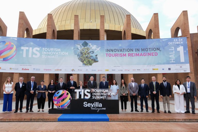 Doce comunidades, once del PP, exigen al Gobierno que cese sus políticas de turismo