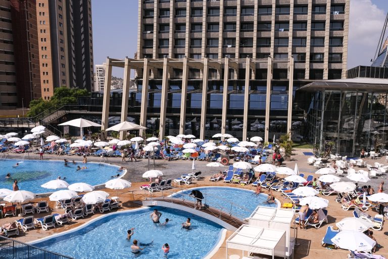 Alta ocupación en el puente en la Comunitat, con reservas pendientes de la dana Alice