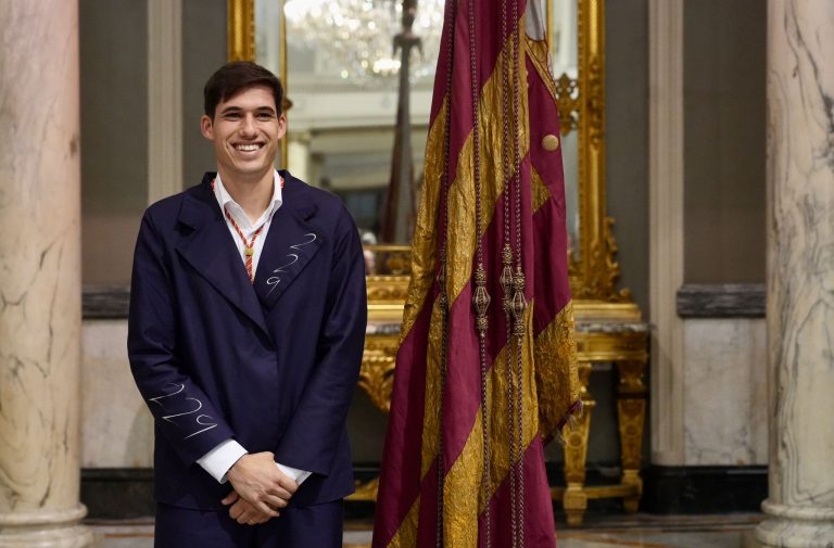 El portador de la Senyera honra a las 229 víctimas de la dana con el número en su traje