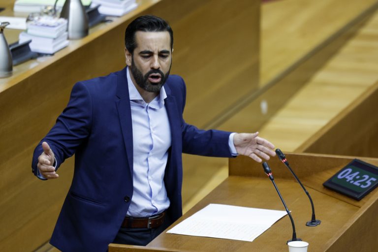 La oposición tacha de incompleto el listado de llamadas de Mazón y Compromís acudirá a la Justicia