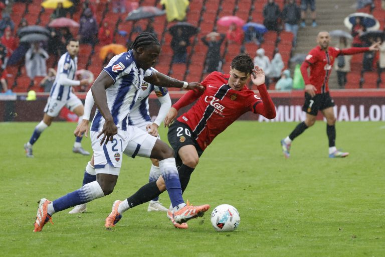 Mallorca y Levante empatan bajo la lluvia en Son Moix: 1-1