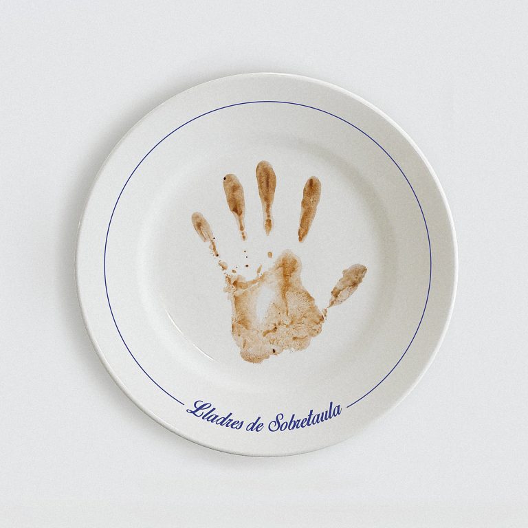 Lladres de sobretaula, la canción solidaria que reúne a músicos de Zoo y La Raíz por las víctimas de la DANA