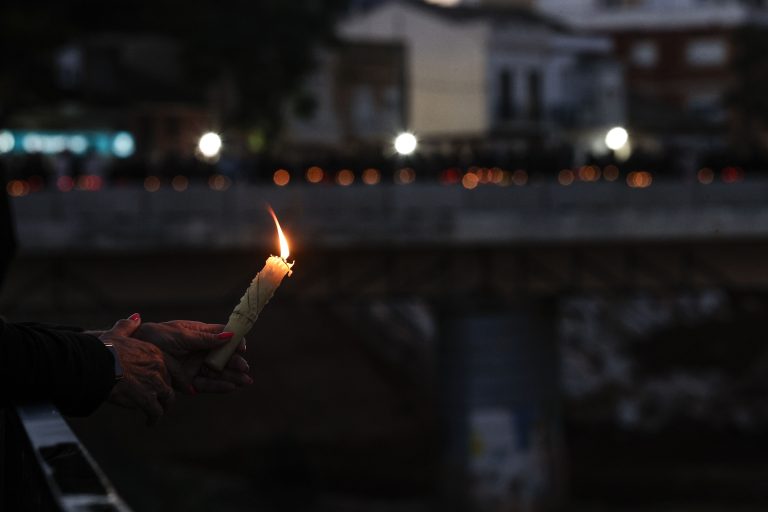 Voluntarios y vecinos rinden homenaje a las víctimas de la DANA con una cadena humana en Paiporta