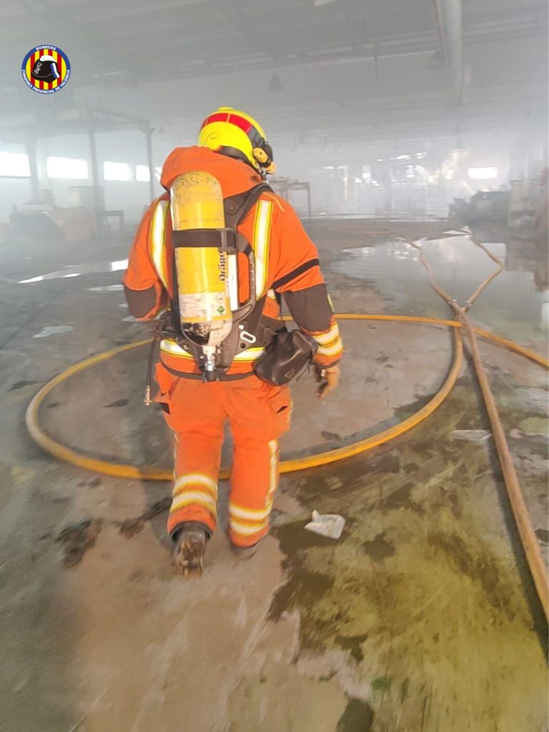 Extinguido el incendio industrial en Bonrepòs i Mirambell tras un amplio despliegue por riesgo químico