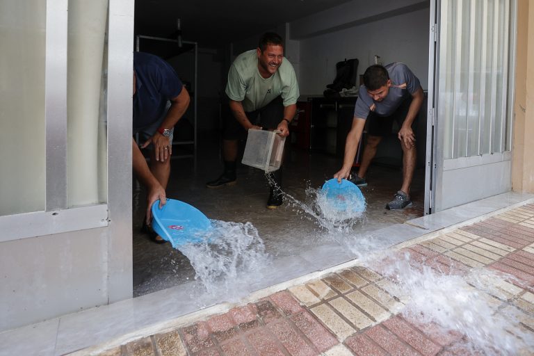 Los bomberos encadenan más de quince intervenciones por rescates y achiques en Valencia