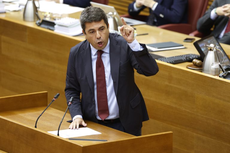 Mazón se aferra a las encuestas ante la petición de dimisión de la oposición