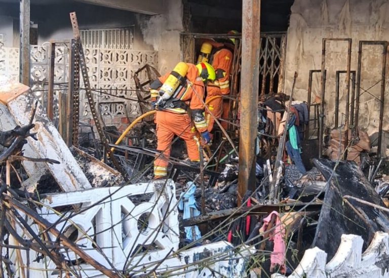Catorce heridos, entre ellos dos policías locales, por el incendio de un bajo en la playa de Gandia