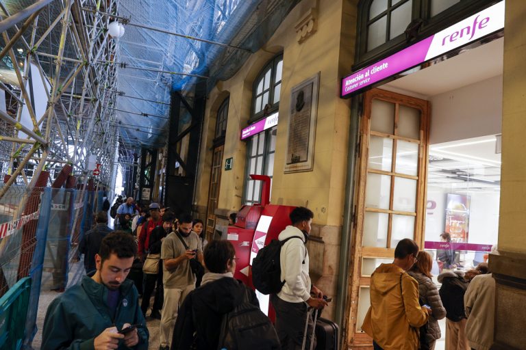 El corte en Tarragona mantiene interrumpida la conexión ferroviaria entre la Comunitat y Cataluña