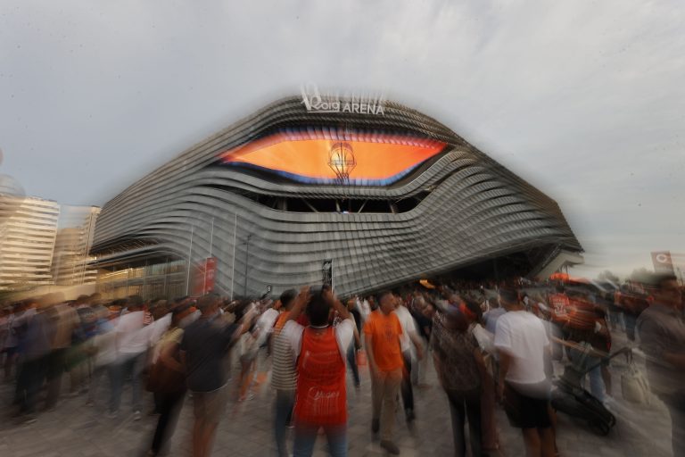 El Valencia Basket femenino se estrena en el Roig Arena con 5.182 aficionados y victoria 69-54