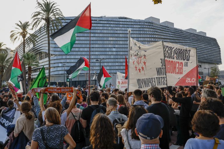 Casi mil personas protestan ante el Roig Arena de València contra Israel