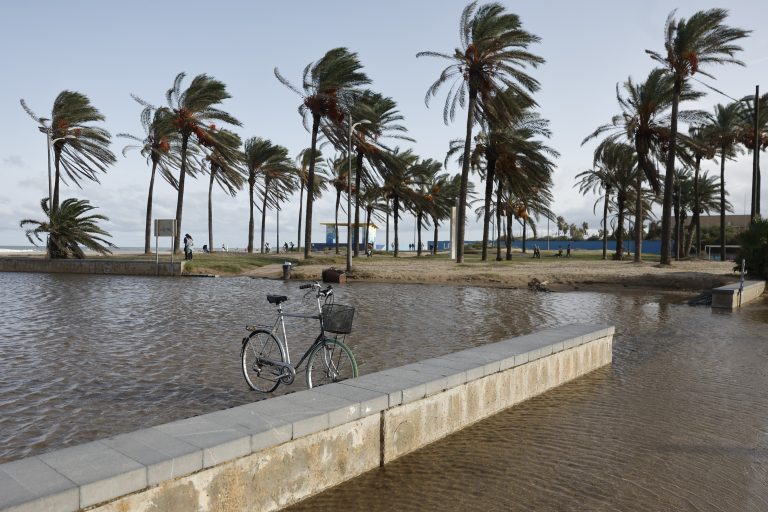 València y varios municipios suspenden clases por la DANA y cierran parques
