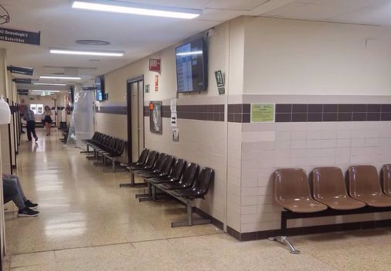 Choque por la huelga de médicos en la Comunitat Valenciana: el sindicato habla de un 90 % y Sanidad de un 18 %