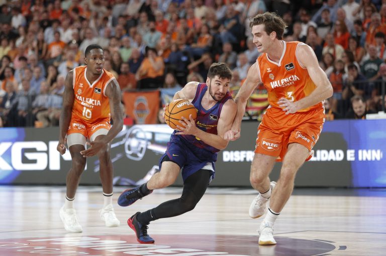 El Valencia busca prolongar su arranque perfecto en la pista del Barcelona