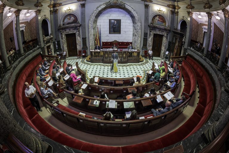 Vox se alía con la oposición y el pleno de València tumba la ordenanza de la ZBE