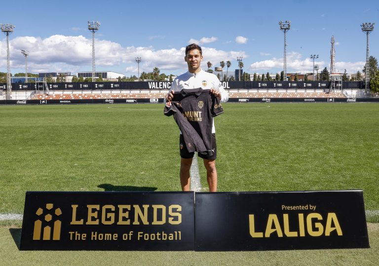 Legends expondrá la camiseta ‘Amunt Valencians’ de Hugo Duro por el aniversario de la dana