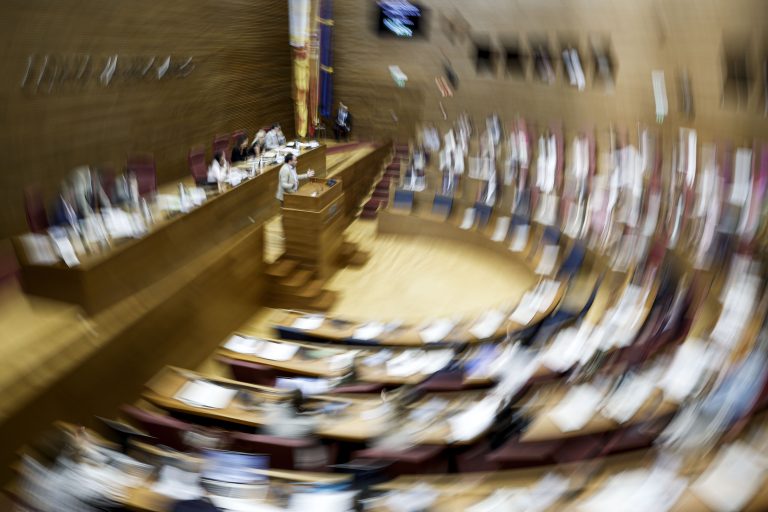 PP y Vox impulsan suprimir el lenguaje inclusivo en Les Corts y eliminar la comisión LGTBi