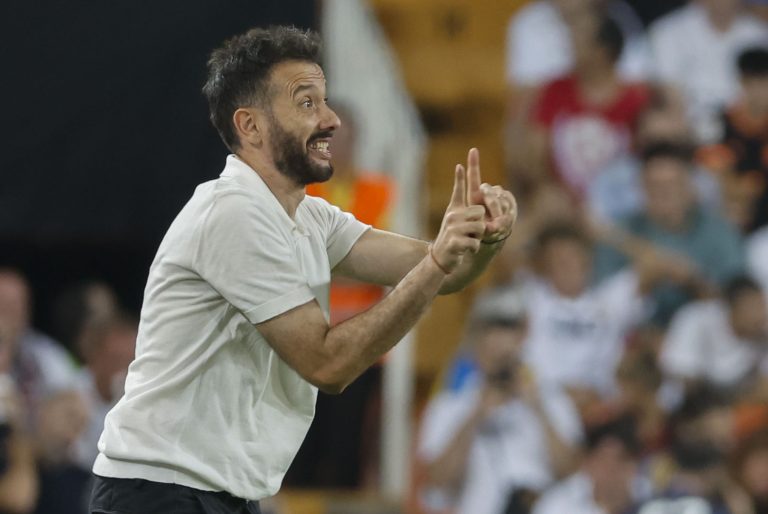 Todo o nada para Corberán: el Valencia necesita sumar en Vitoria