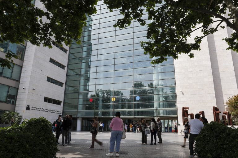 La Audiencia de Valencia mantiene separadas las acusaciones en la causa de la dana y corrige la personación futura