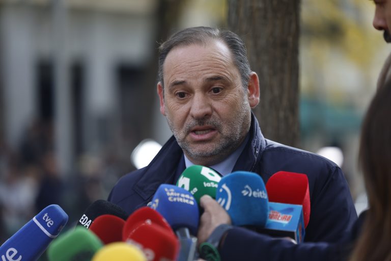 Ábalos pide al Supremo un abogado de oficio para declarar mañana tras romper con su defensa