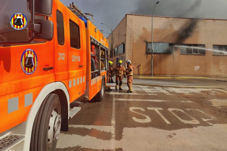 Bomberos combaten un incendio industrial en Bonrepòs i Mirambell con humo visible en València