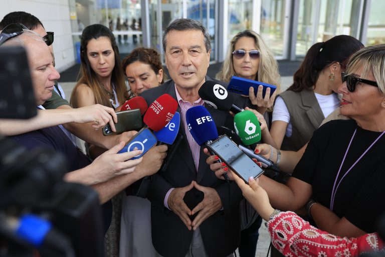 Sanidad cierra Primaria y Pediatría en el centro de salud de La Coma tras amenazas a sanitarios