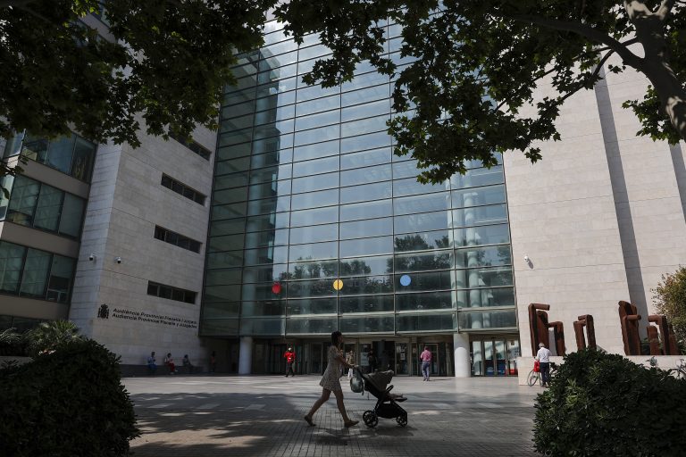 6 años y medio de prisión por acuchillar al menor que le persiguió tras un robo en Sueca