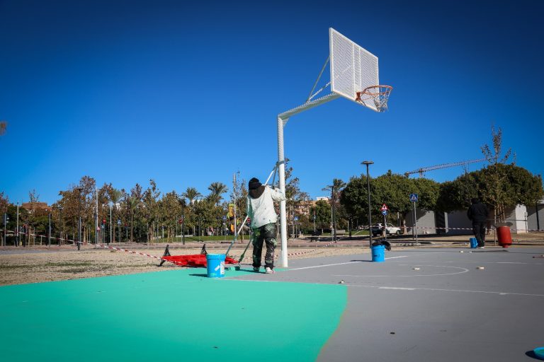 Torrent inicia la transformación de las nuevas pistas deportivas del Parc Central con diseño y color