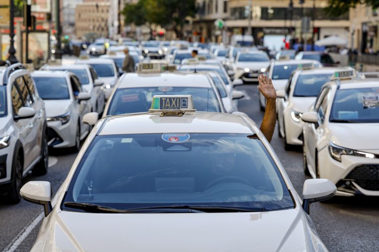 Los taxis piden un plan para limitar las VTC tras una marcha lenta con retenciones en València
