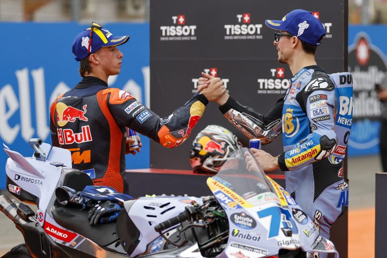 Alex Márquez se lleva la carrera al esprint en Cheste