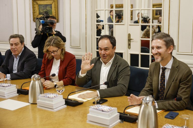 Pérez Llorca habla de buena sintonía con Vox tras reunirse para el pacto de investidura