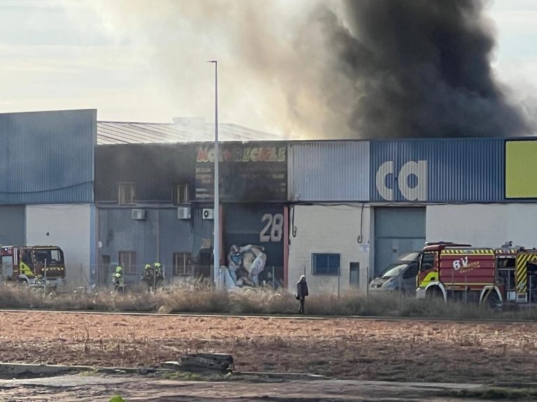 Un incendio en un desguace de motos en Alboraya genera una gran columna de humo