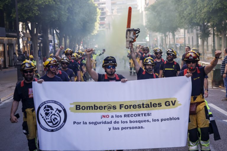 Los bomberos forestales piden a la Generalitat asumir la gestión directa del cuerpo