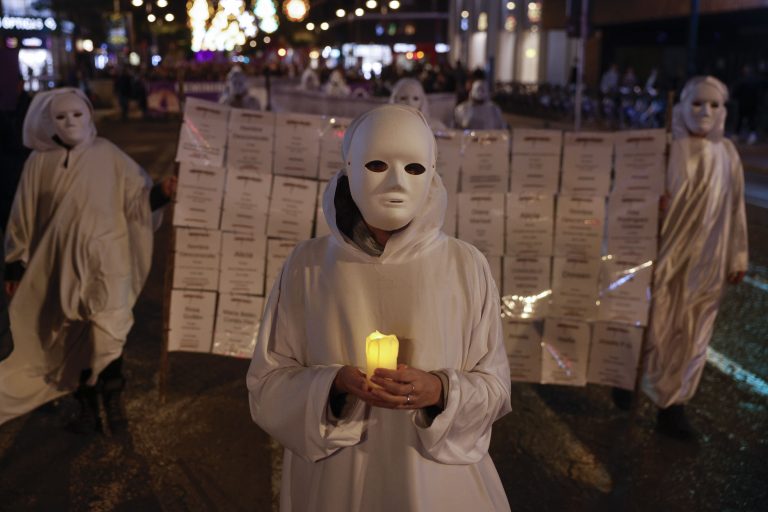 València se moviliza y clama basta de violencia contra las mujeres en el 25N