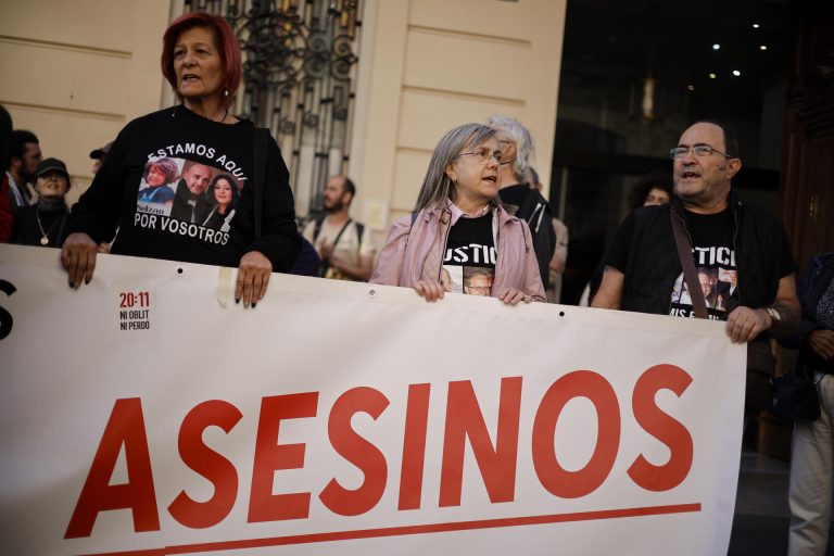 Víctimas y colectivos de la DANA protestan ante Les Corts durante la comparecencia de Mazón