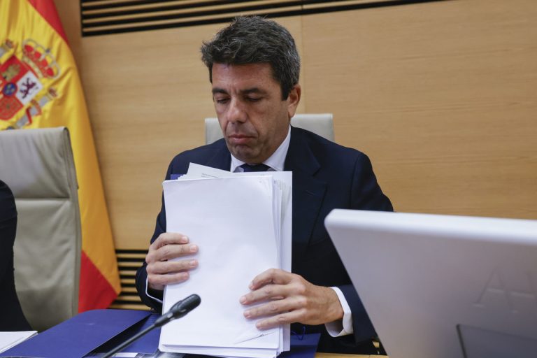 Mazón dice que no contestó a Pradas porque podía tener el móvil en la mochila