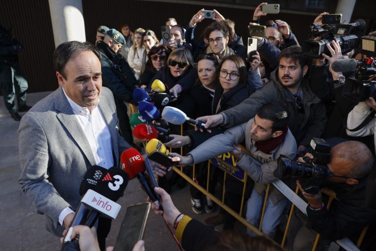 La jueza de la DANA reclama a Pérez Llorca la factura del móvil usado en sus llamadas con Mazón