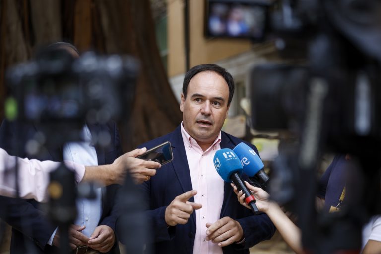 Pérez Llorca apela a la responsabilidad de Vox y suma el aval de Catalá para su investidura