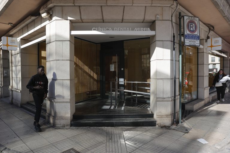 La Policía registra la clínica dental de Alzira tras la muerte de la niña atendida en la consulta