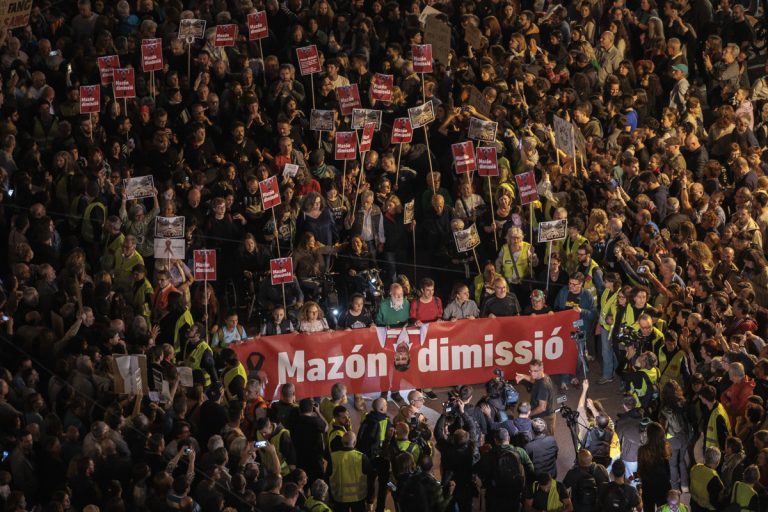 Mazón dimisión, el lema que nació entre el fango y mantuvo un año de protestas