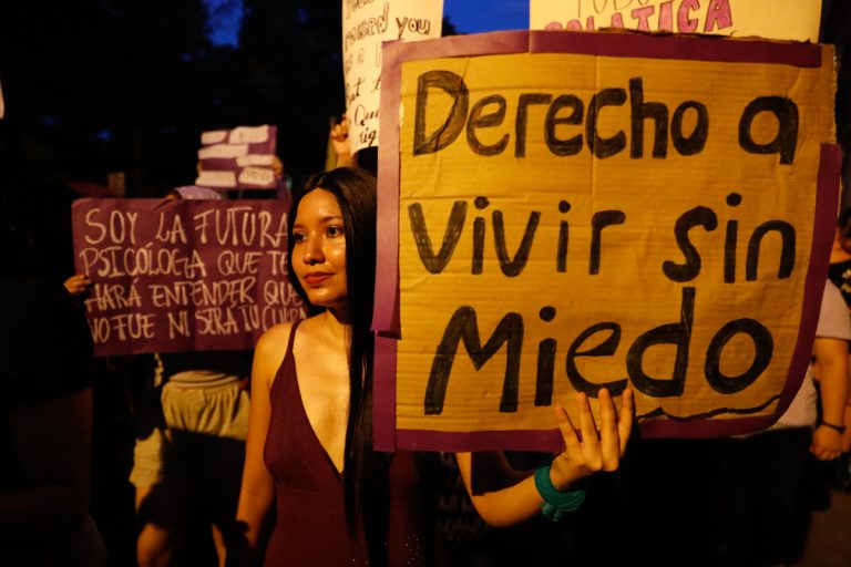 El acoso callejero se concentra en mujeres, a pie, en invierno y de noche