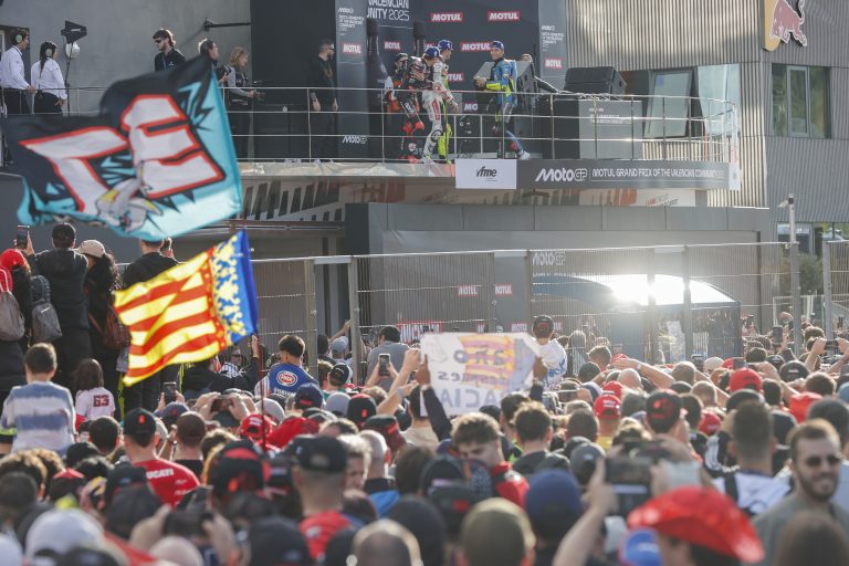 Más de 93.000 personas despiden en Cheste el mundial 2025 de motociclismo