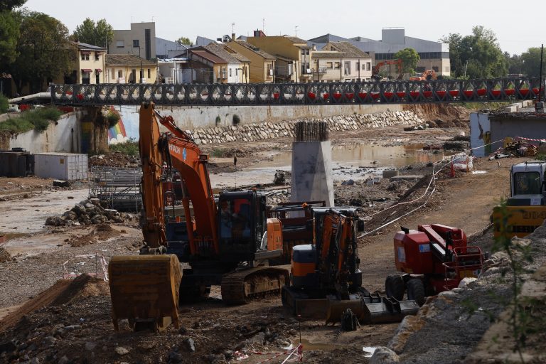 La Generalitat recupera dos tercios de las vías, pasarelas y puentes dañados por la DANA
