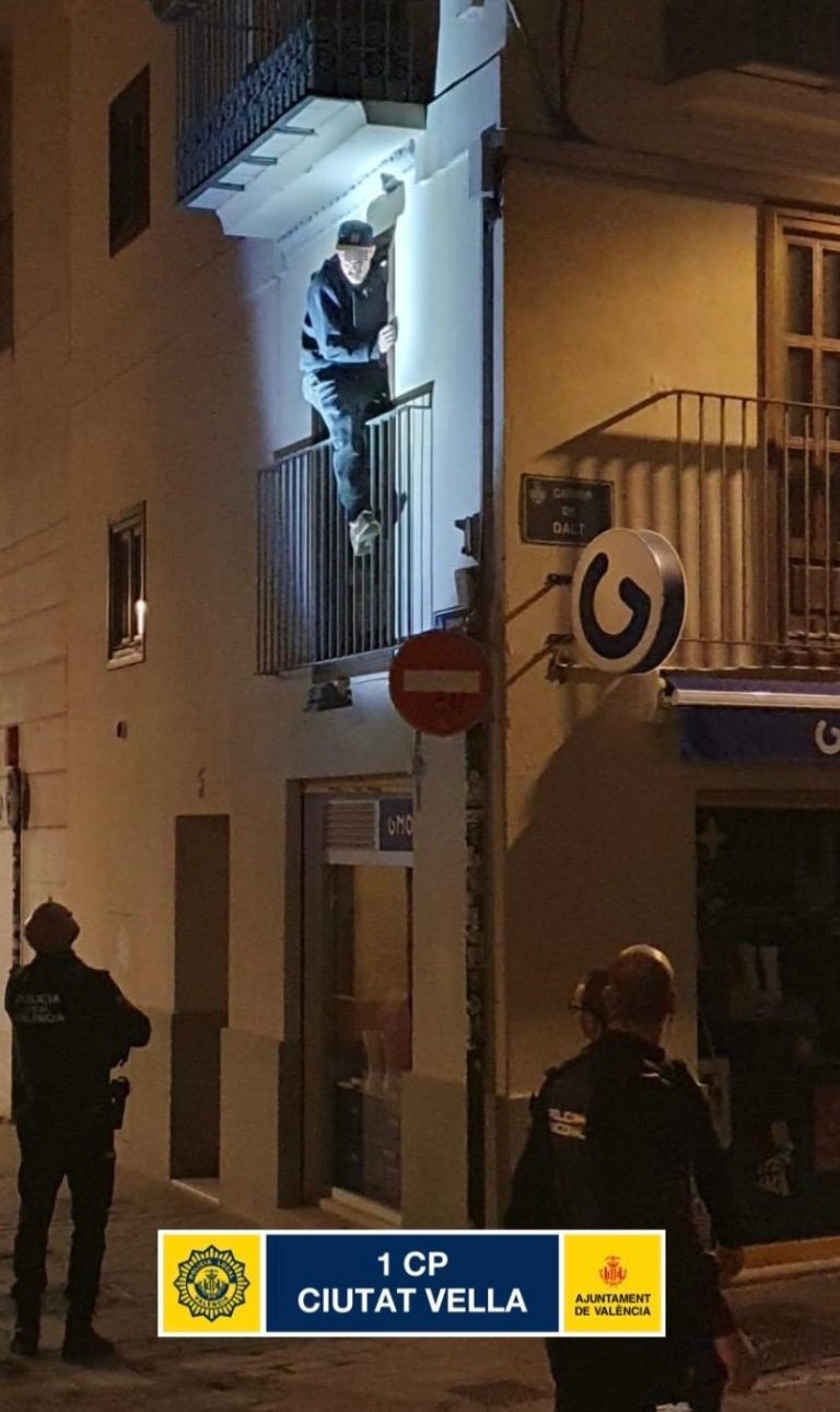Detenidos tres sospechosos al ser sorprendidos trepando a un balcón para robar en València