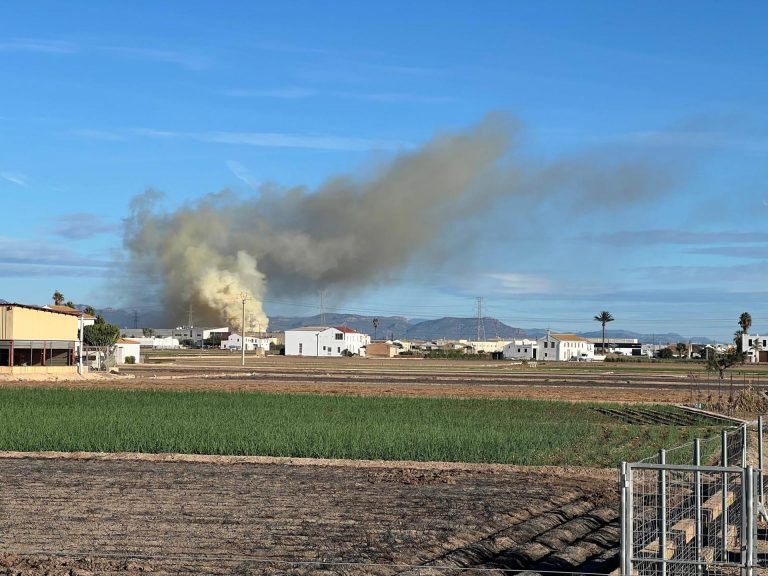 Controlado el incendio en el desguace de motos de Alboraya