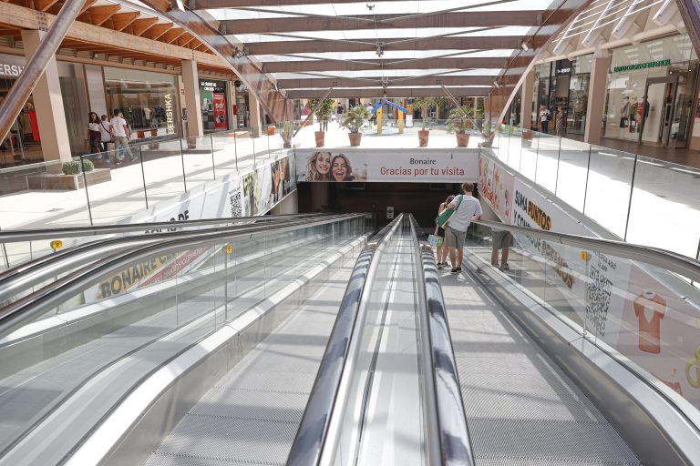 Rescatan a un bebé encerrado en un coche en el aparcamiento de Bonaire