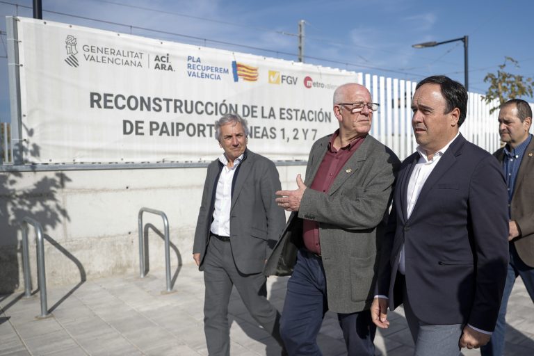 Pérez Llorca defiende en Paiporta que no paga los platos rotos y pide coordinación