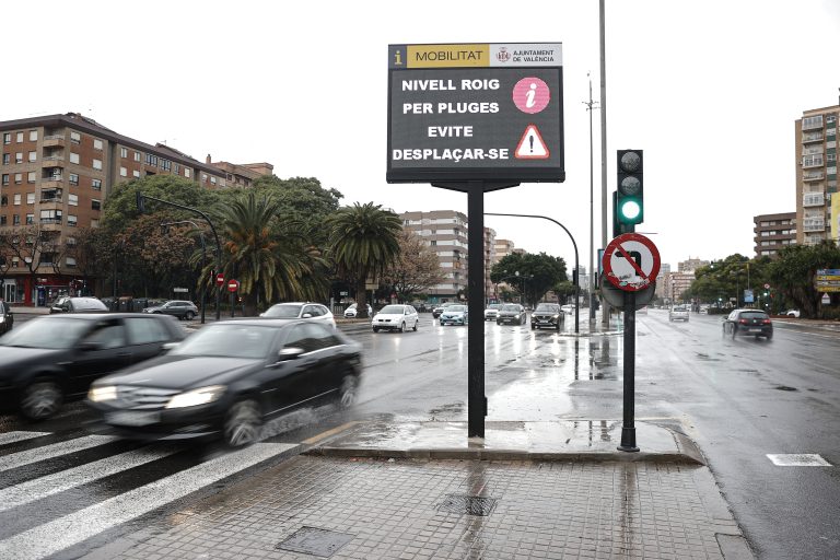 Aemet mantiene el aviso rojo en el litoral de Valencia hasta las 6 del lunes