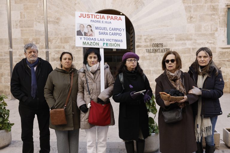Víctimas de la dana y entidades entregan carbón en Les Corts y llaman a la protesta contra Mazón y su Gobierno